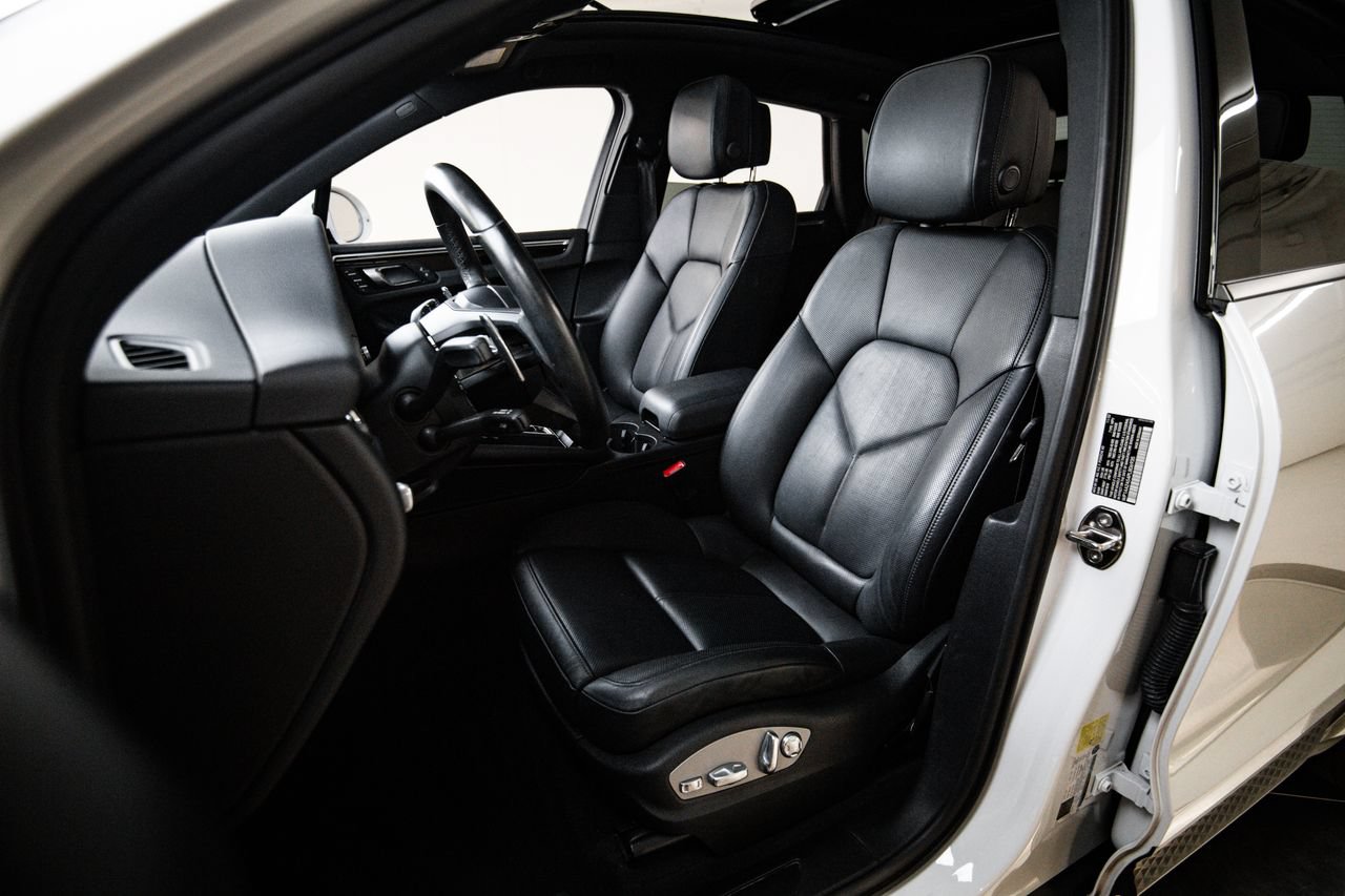 Certified 2023 Porsche Macan AWD/4WD image 5