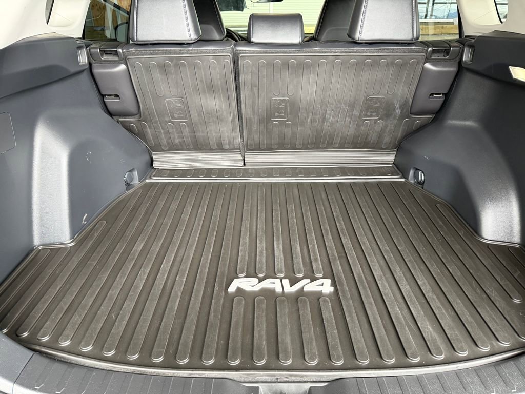 Used 2023 Toyota RAV4 XLE Premium image 14