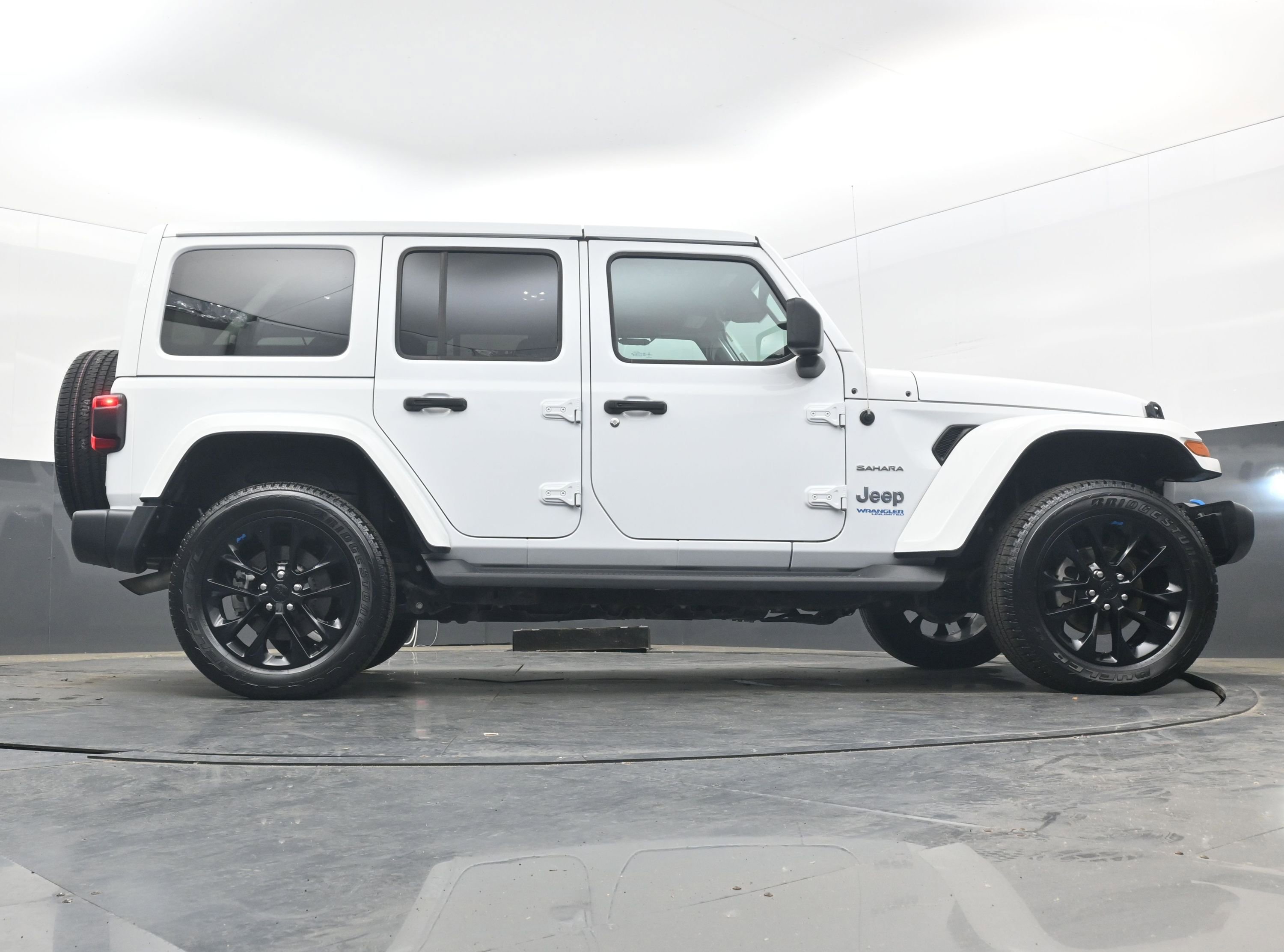Used 2022 Jeep Wrangler Unlimited Sahara w/ Cold Weather Group AWD/4WD image 32
