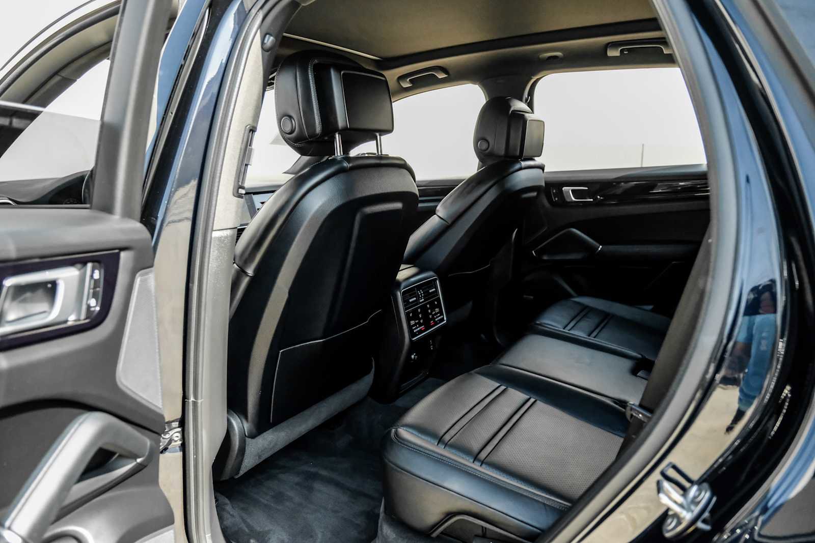 Used 2022 Porsche Cayenne image 40