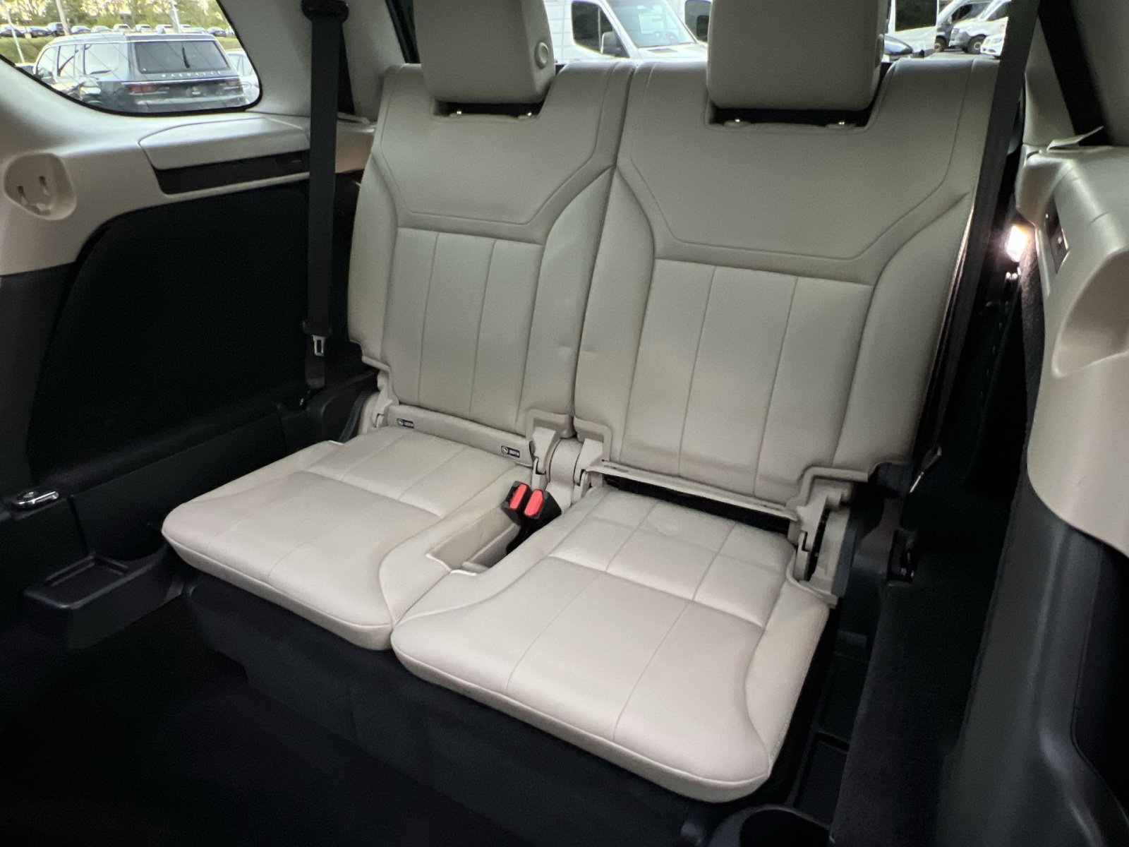 Used 2019 Land Rover Discovery SE AWD/4WD image 31
