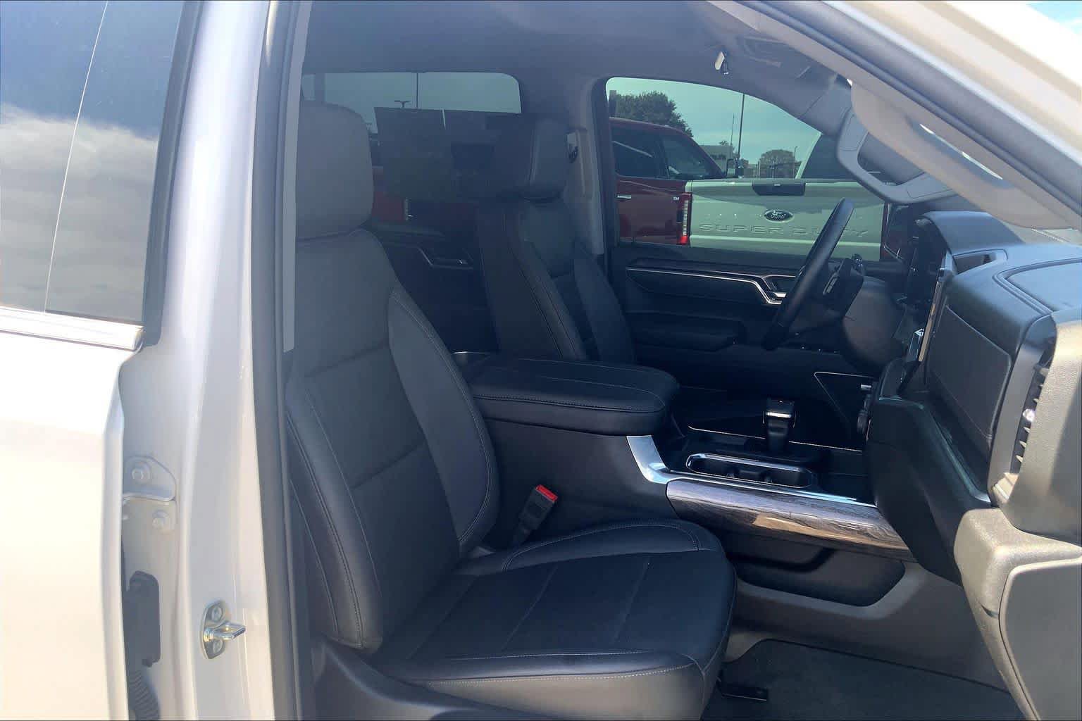 Used 2025 Chevrolet Silverado 1500 LTZ AWD/4WD image 9