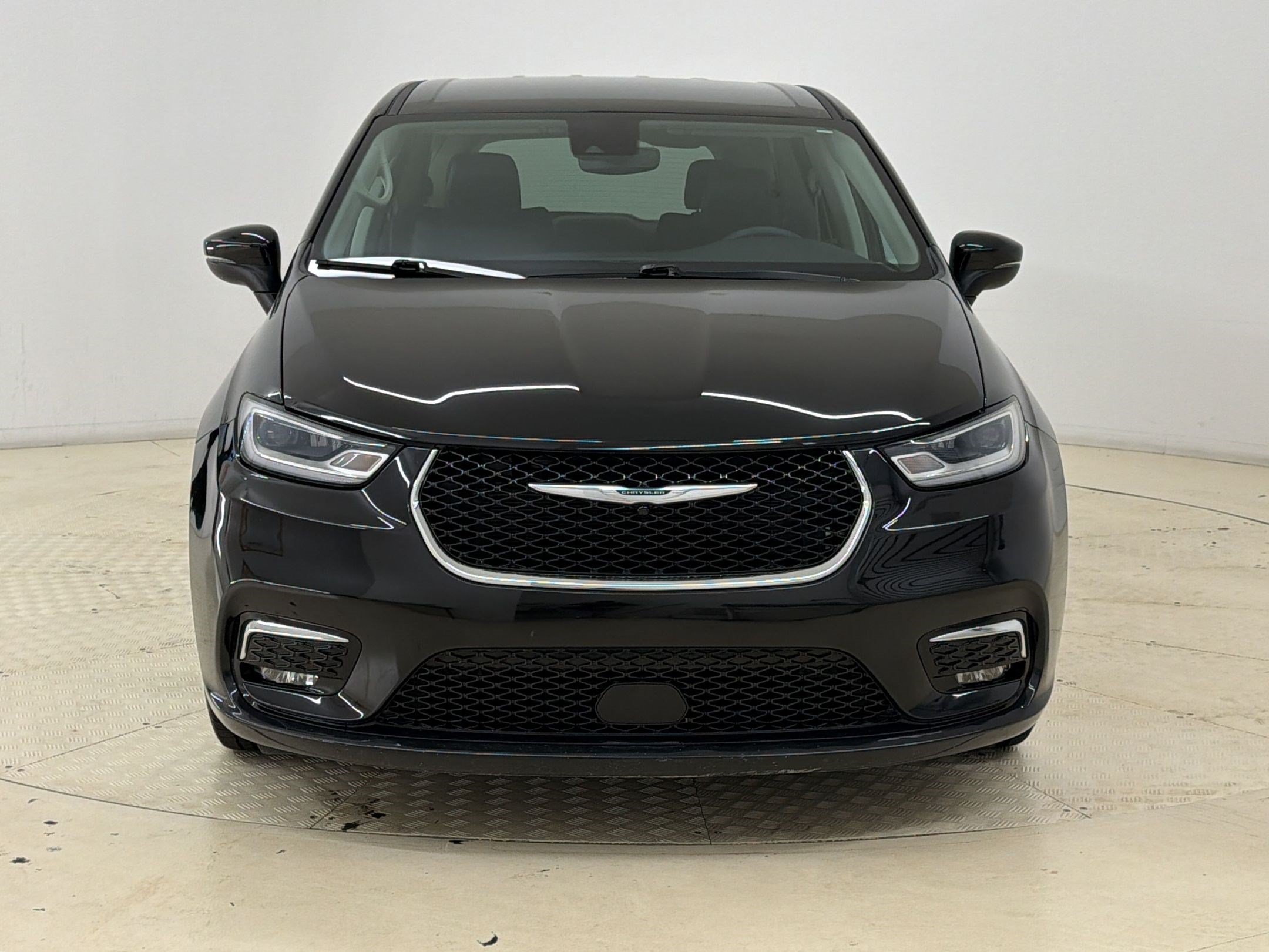 Used 2023 Chrysler Pacifica Touring-L FWD image 6
