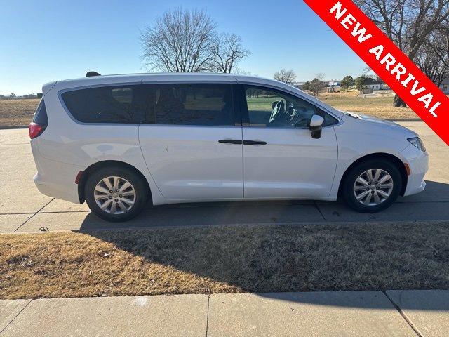Used 2019 Chrysler Pacifica L image 2