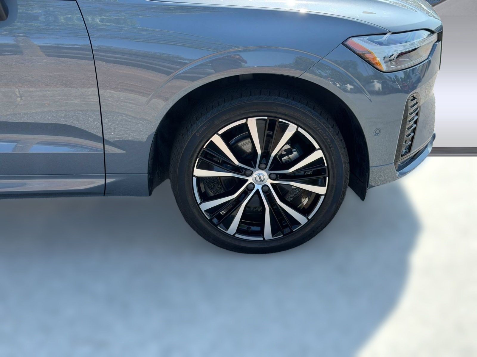 Certified 2024 Volvo XC60 B5 Plus w/ Protection Package Premier AWD/4WD image 13