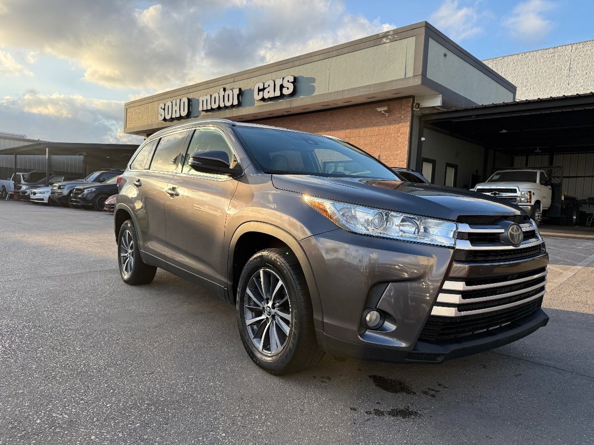 Used 2019 Toyota Highlander XLE FWD image 2