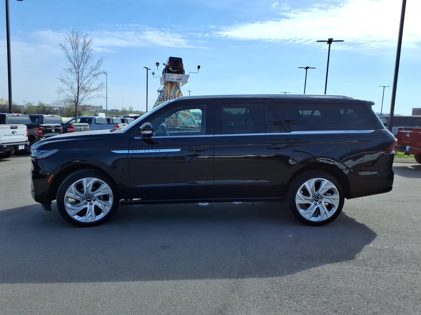 Used 2025 Lincoln Navigator L Reserve image 6