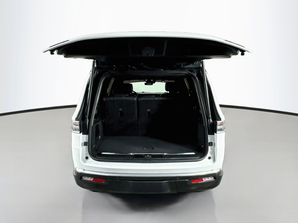 Used 2022 Jeep Grand Wagoneer Series III w/ HD Trailer Tow Package AWD/4WD image 30