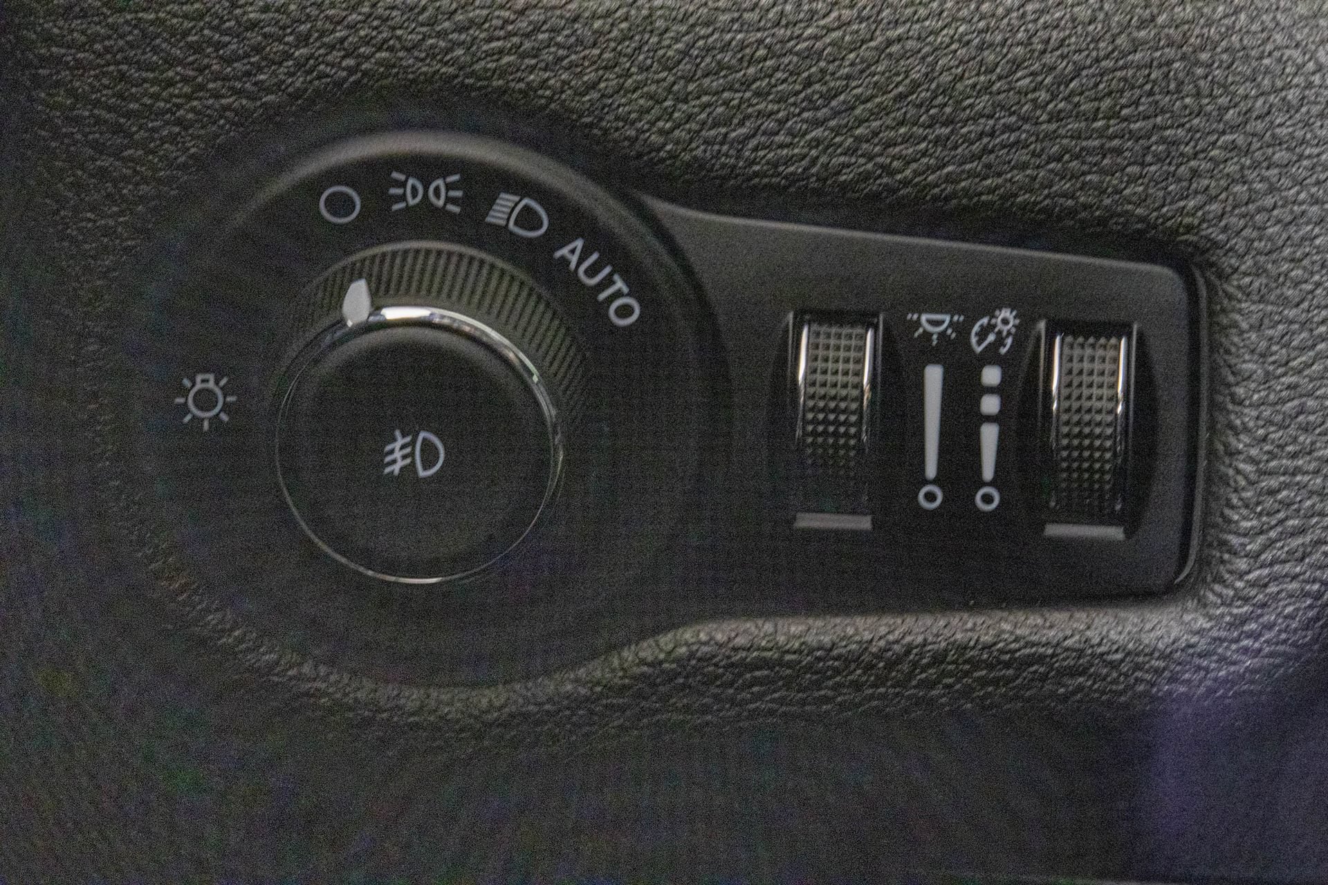 Used 2021 Jeep Cherokee Latitude Plus AWD/4WD image 32