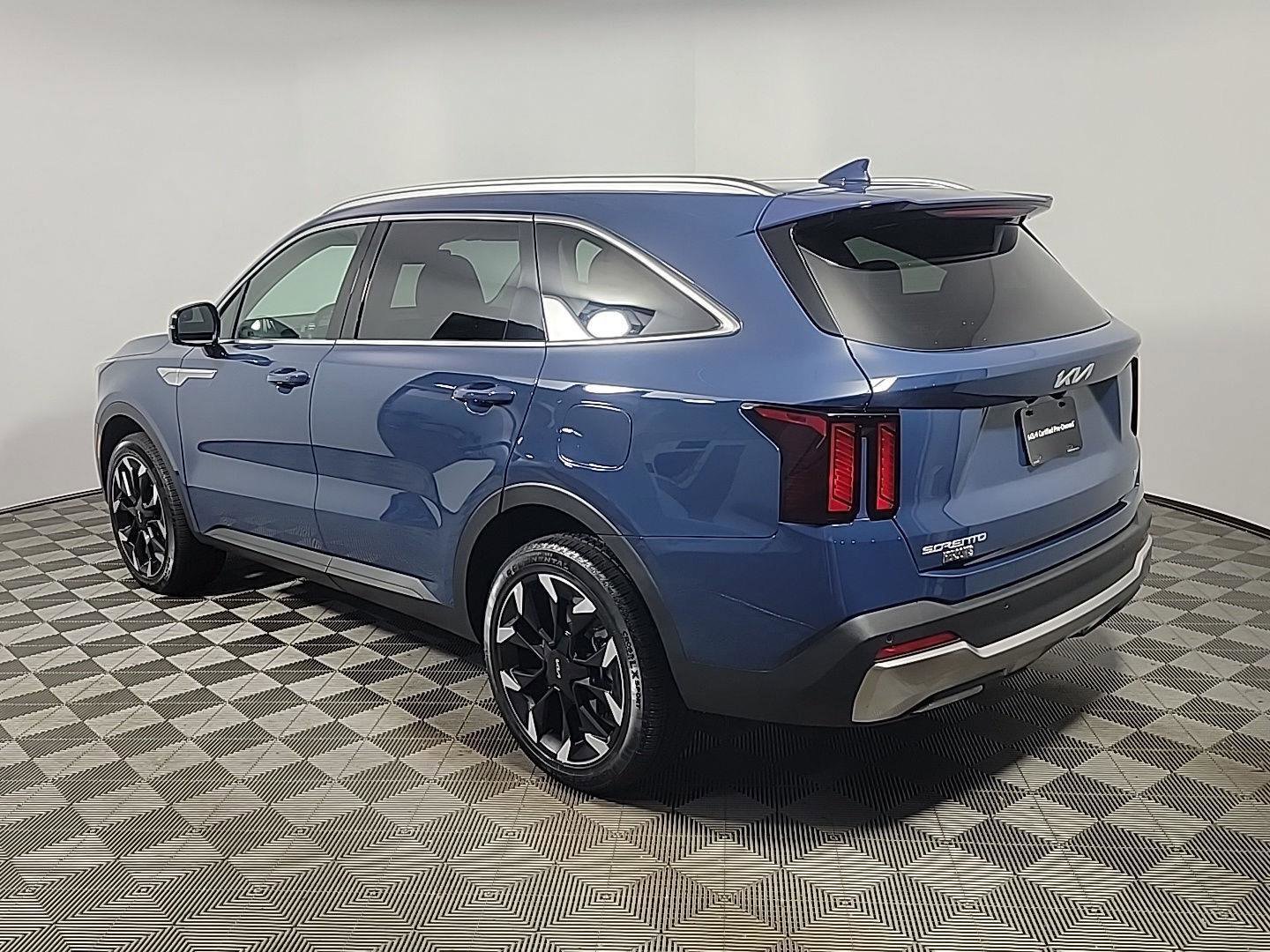 Used 2025 Kia Sorento EX w/ Panoramic Sunroof Package image 10