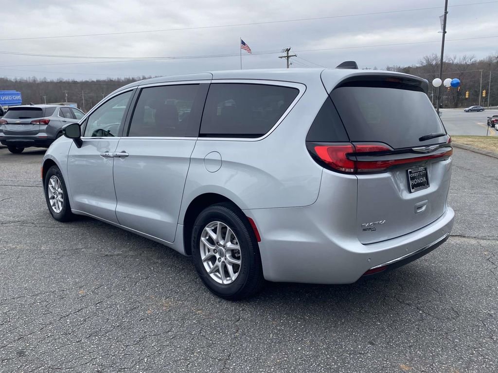 Used 2024 Chrysler Pacifica Touring-L image 3