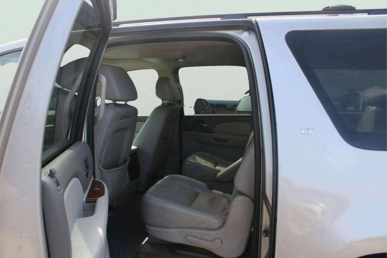 Used 2008 Chevrolet Suburban LT w/ LT Preferred Equipment Group AWD/4WD image 7