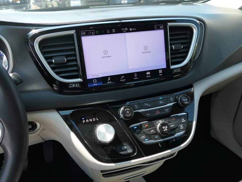 Used 2023 Chrysler Pacifica Touring-L FWD image 17