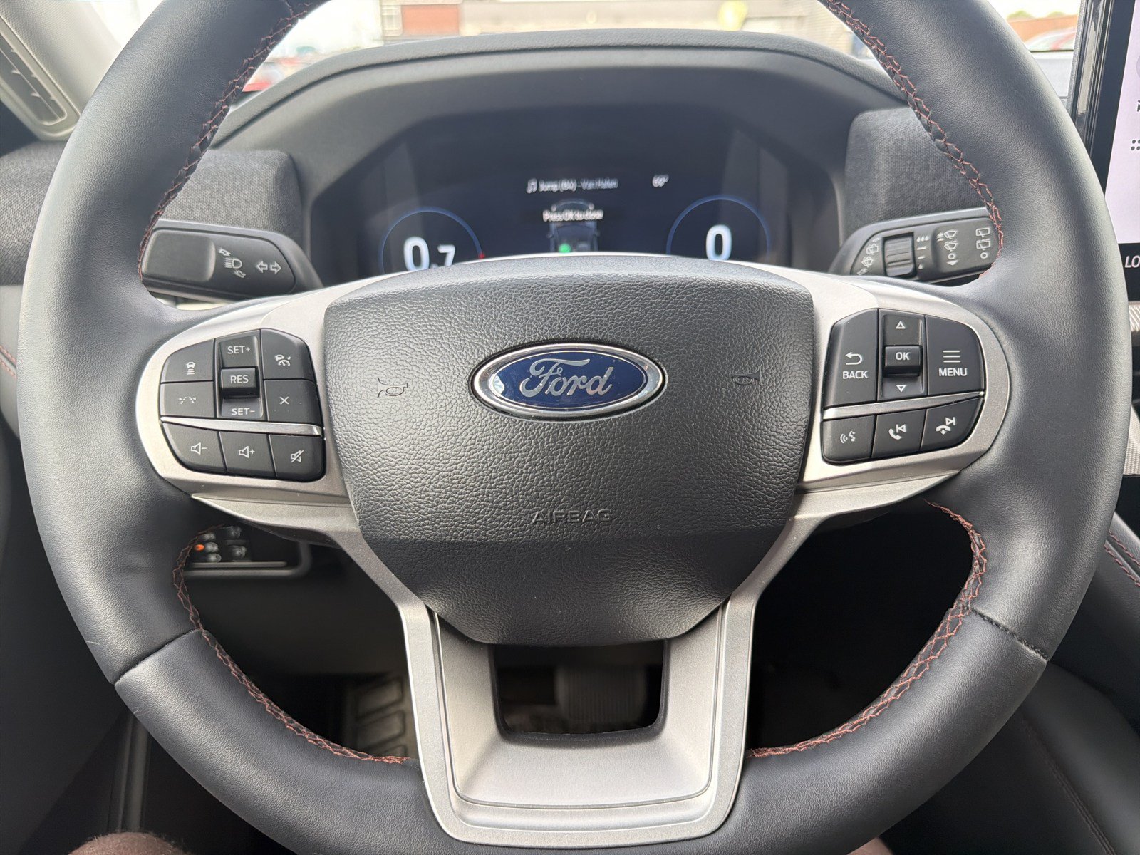 Used 2025 Ford Explorer Active AWD/4WD image 25