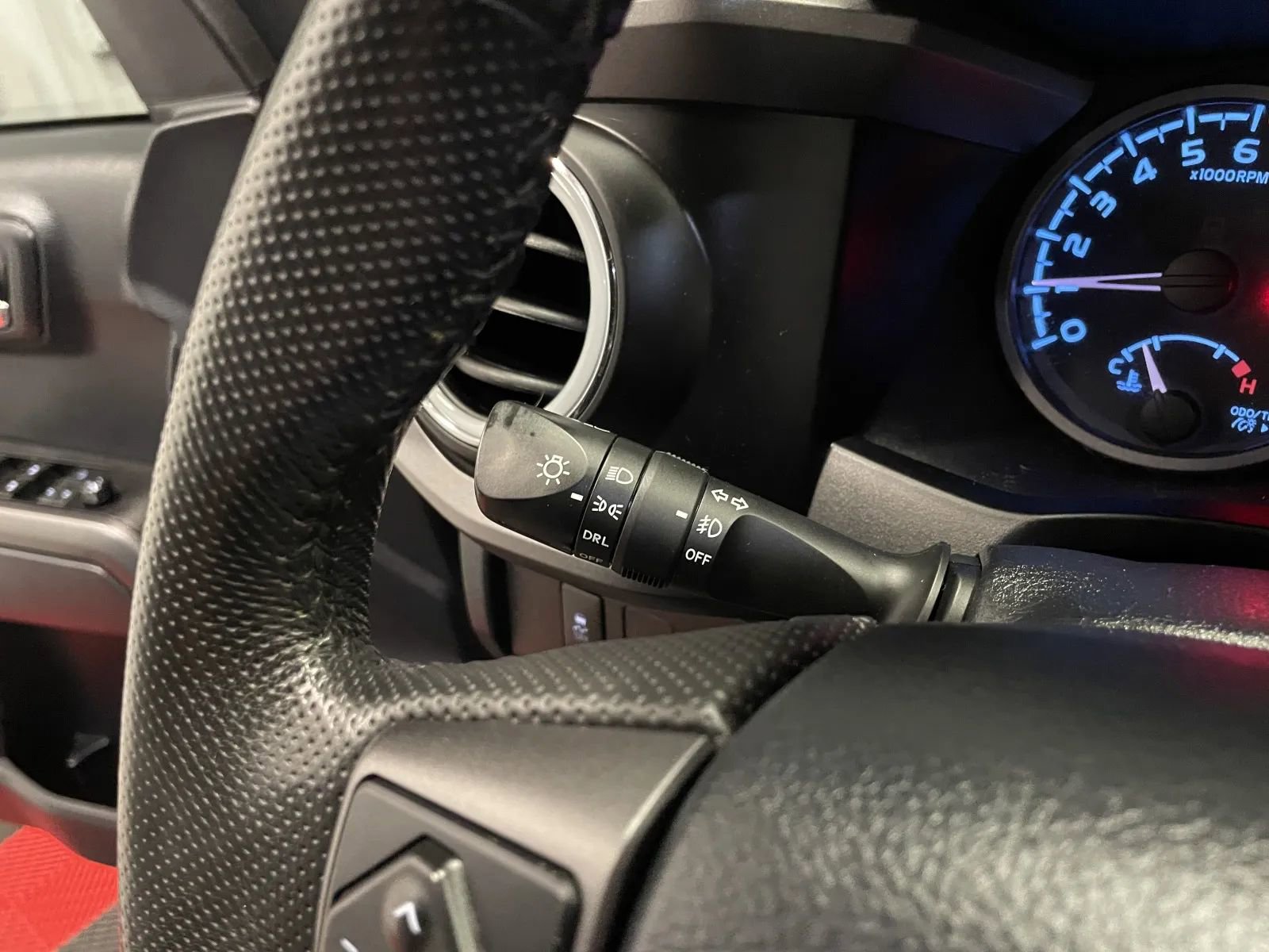 Used 2020 Toyota Tacoma TRD Sport w/ Technology Package image 25