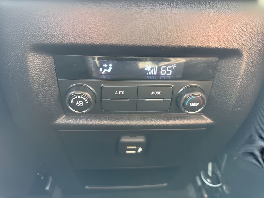 Used 2022 Chevrolet Traverse LT image 12