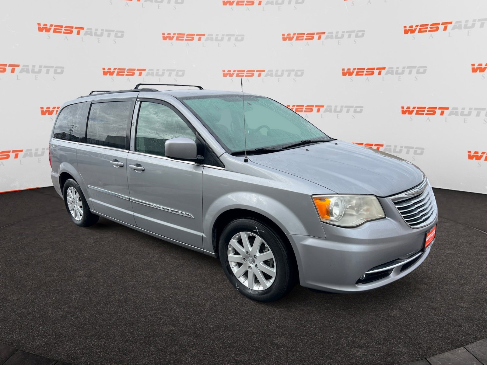 Used 2015 Chrysler Town & Country Touring image 7