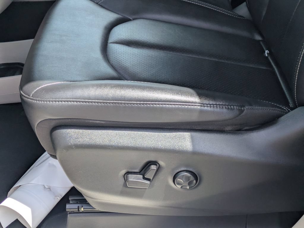 Used 2024 Chrysler Pacifica Touring-L FWD image 24