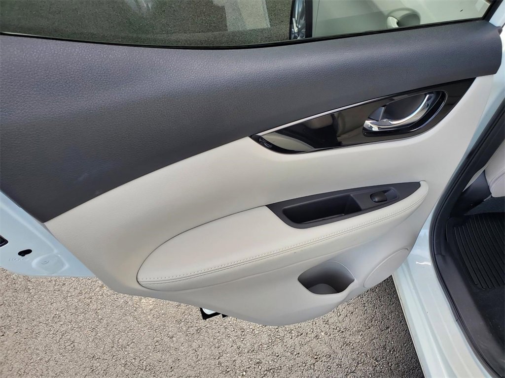 Used 2022 Nissan Rogue Sport SV image 14