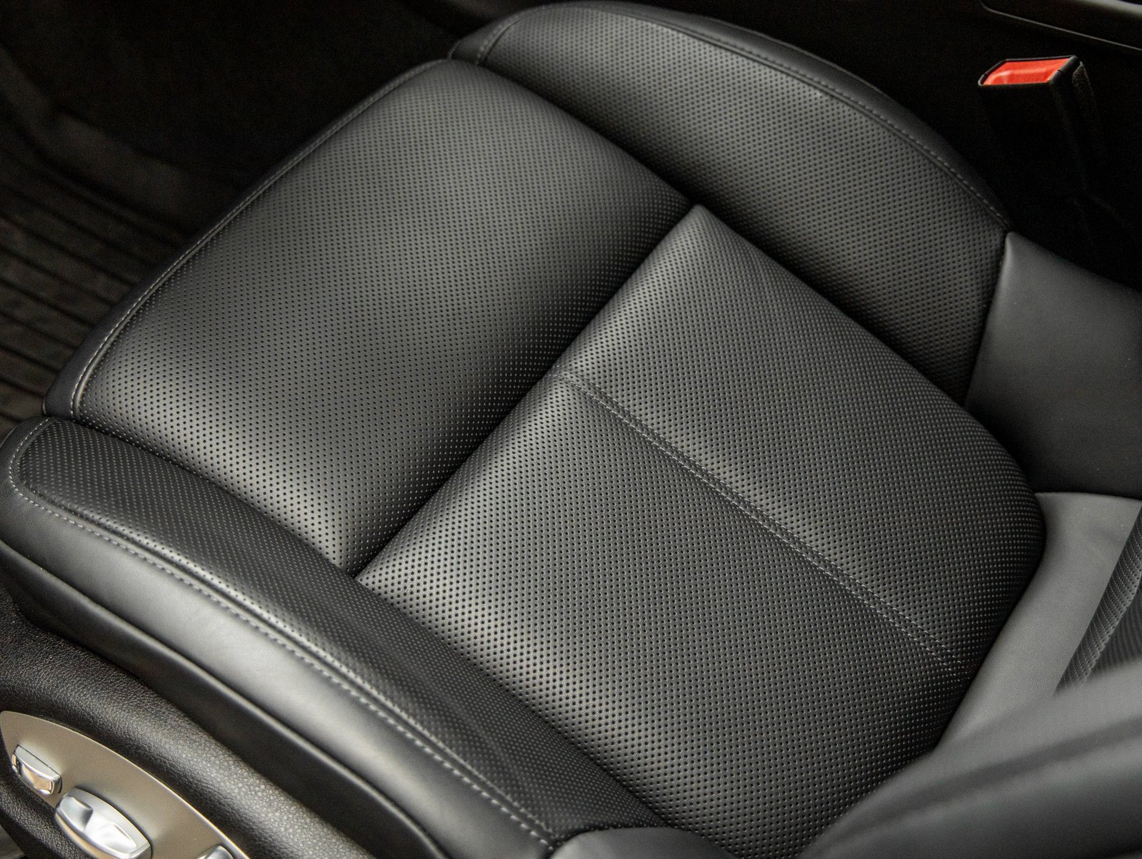 Used 2025 Porsche Macan image 22