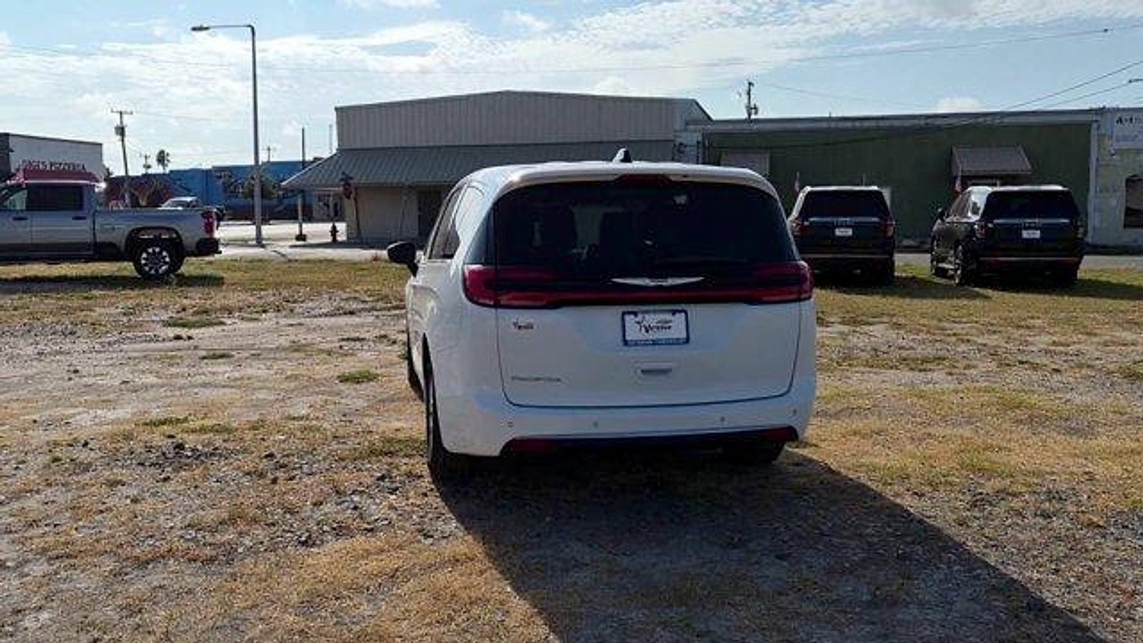 Used 2023 Chrysler Pacifica Touring-L FWD image 7