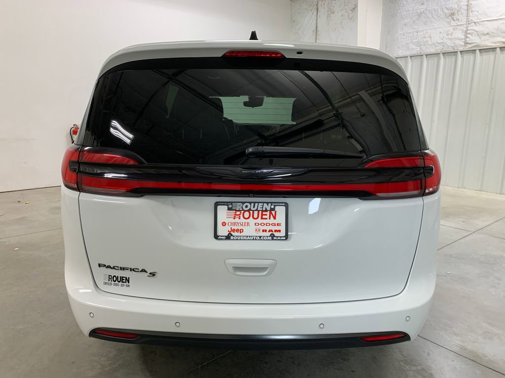 Used 2023 Chrysler Pacifica Touring-L FWD image 6