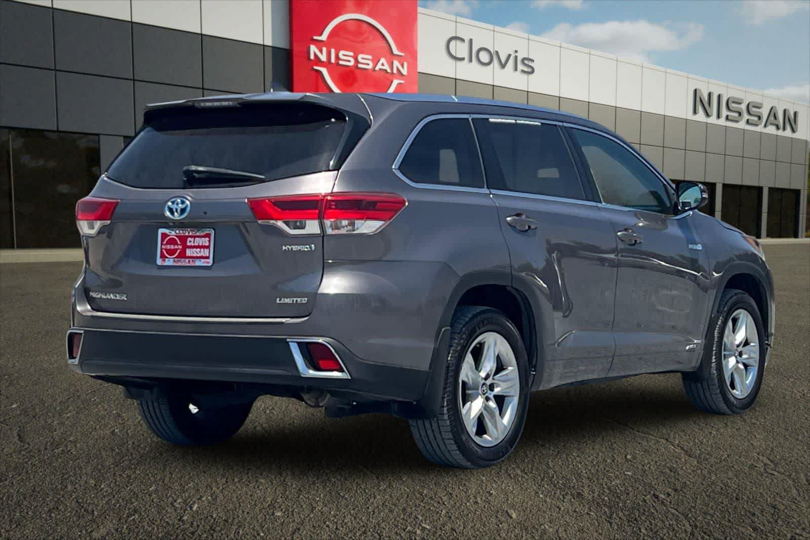 Used 2017 Toyota Highlander Limited w/ Carpet Mat Package AWD/4WD image 3
