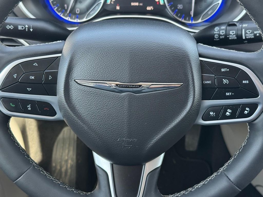 Used 2024 Chrysler Pacifica Touring-L FWD image 14