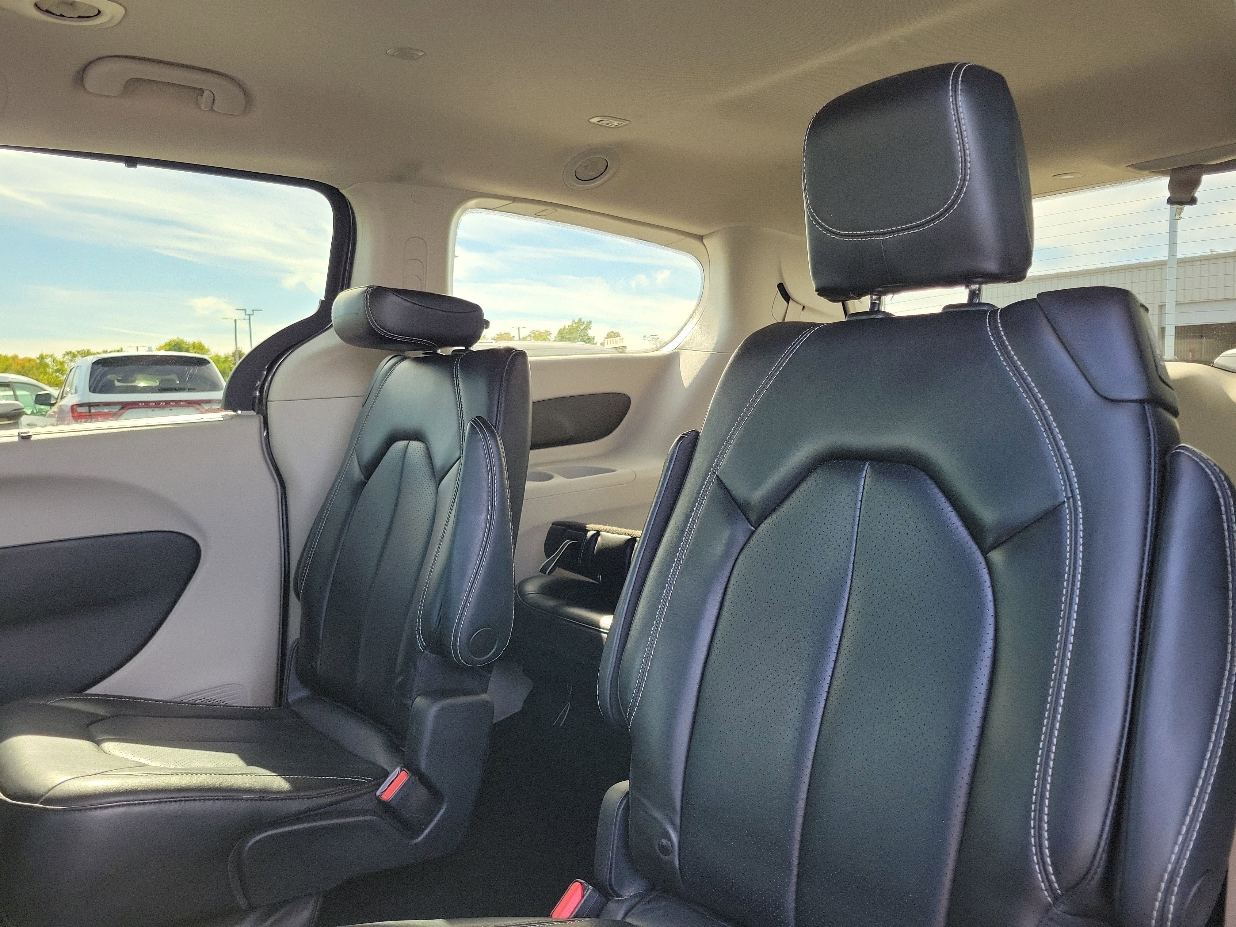 Used 2023 Chrysler Pacifica Touring-L image 12