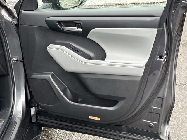 Used 2024 Toyota Highlander XLE image 8