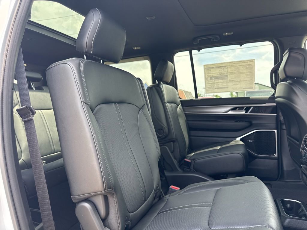 New 2025 Jeep Wagoneer L Series III w/ Premium Group I image 15