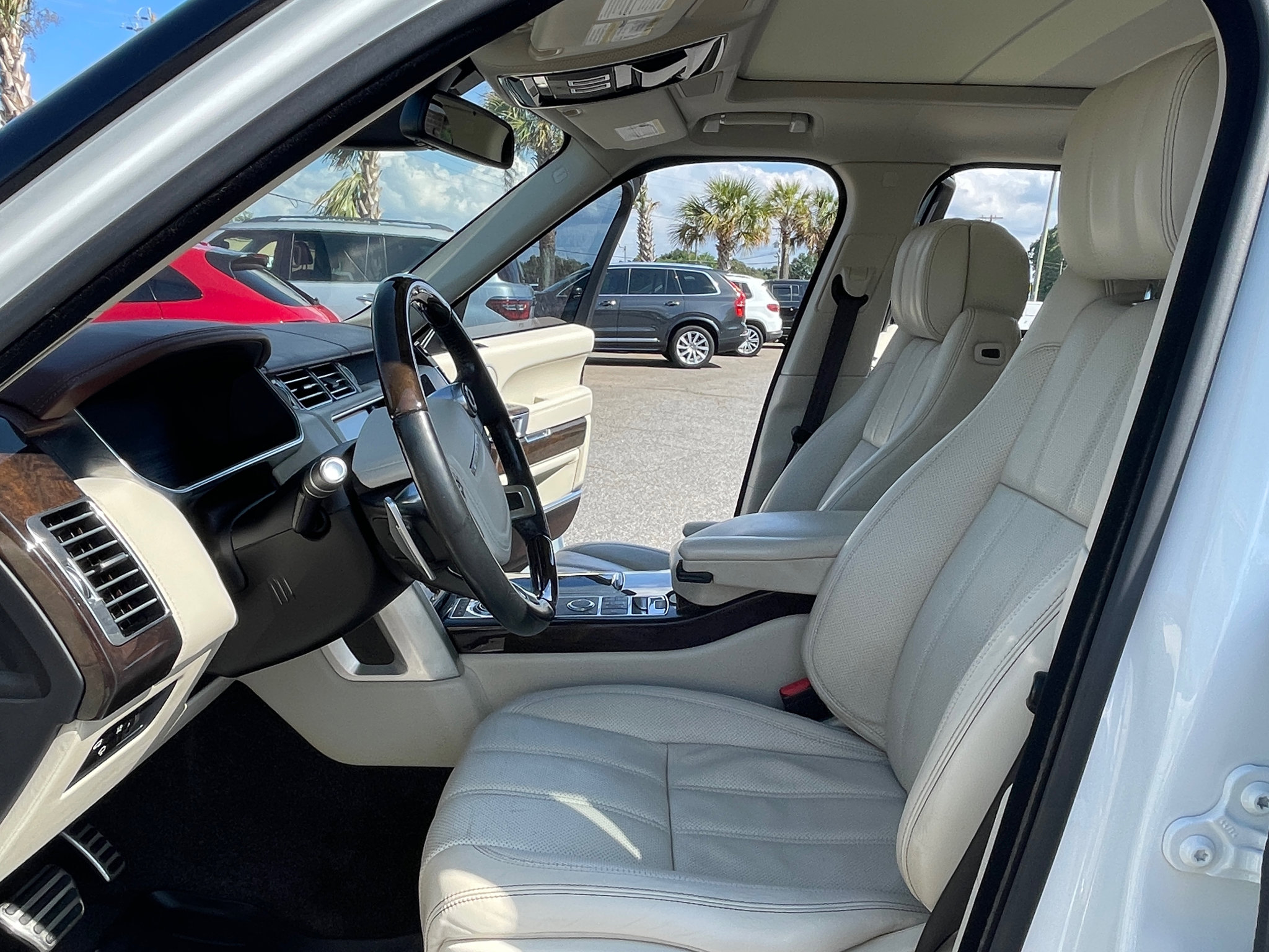 Used 2015 Land Rover Range Rover Autobiography image 12