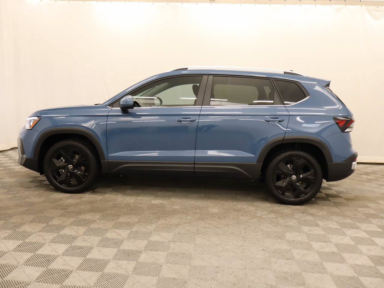 New 2026 Volkswagen Taos SE FWD image 2