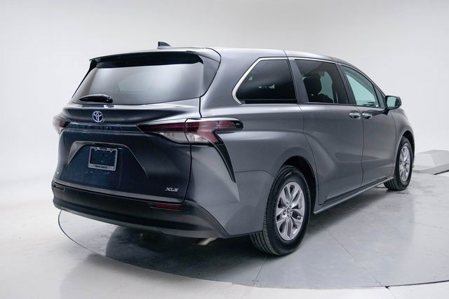 Certified 2025 Toyota Sienna XLE image 5