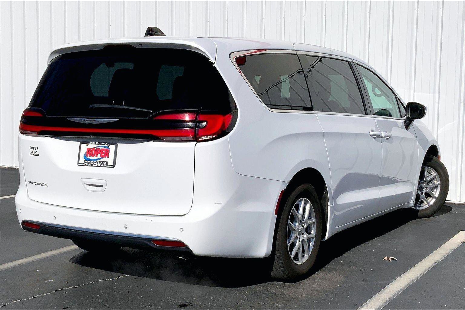 Used 2023 Chrysler Pacifica Touring-L image 11