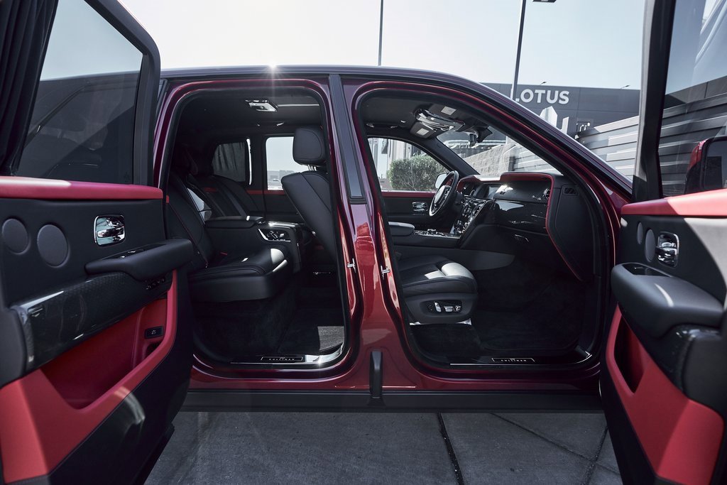 Used 2022 Rolls-Royce Cullinan Black Badge image 23