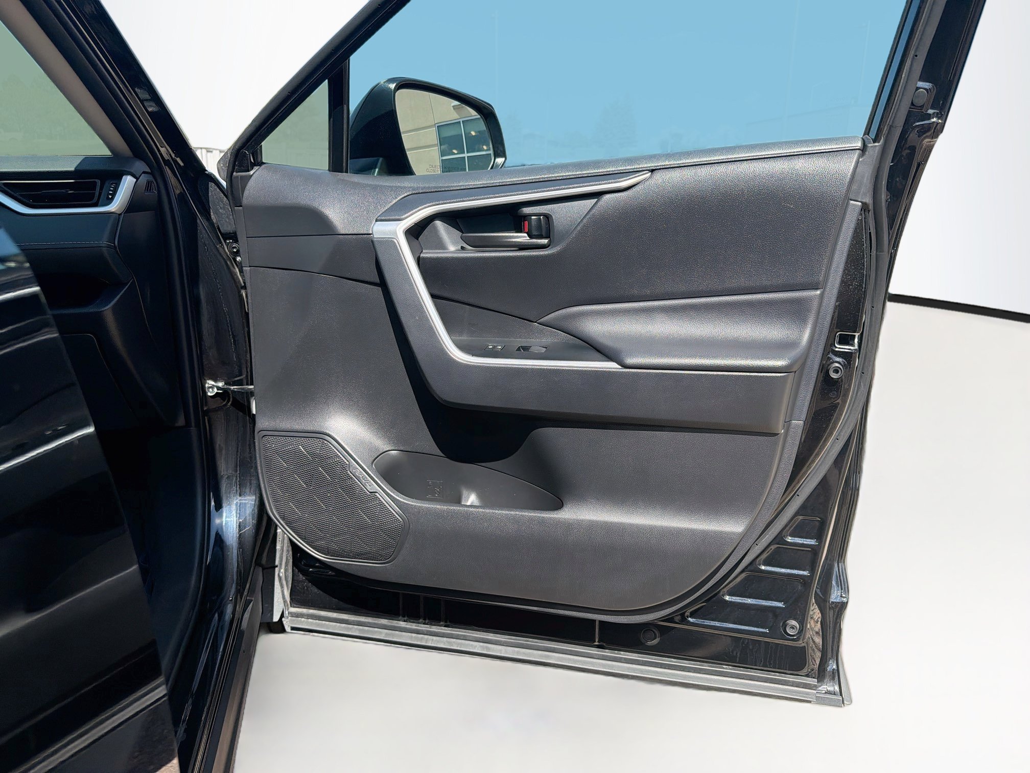 Used 2025 Toyota RAV4 LE AWD/4WD image 31