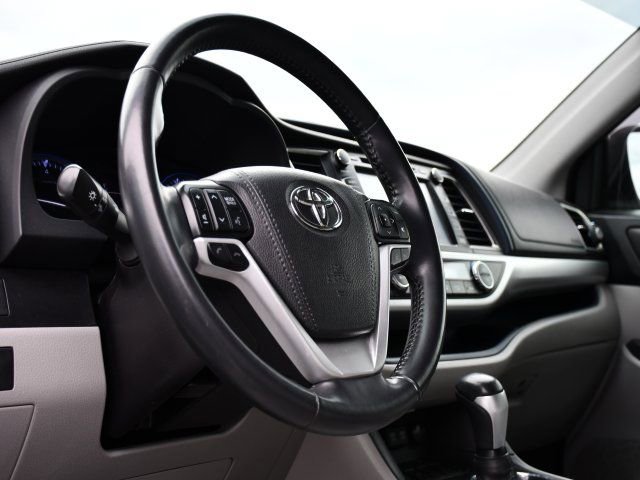 Used 2019 Toyota Highlander XLE FWD image 12