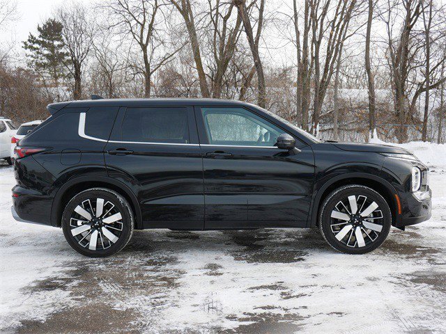 Used 2025 Mitsubishi Outlander SE image 8
