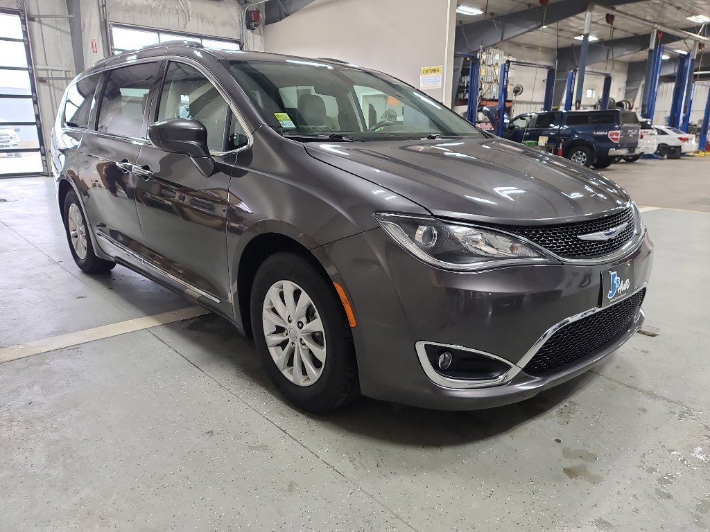 Used 2018 Chrysler Pacifica Touring-L image 4