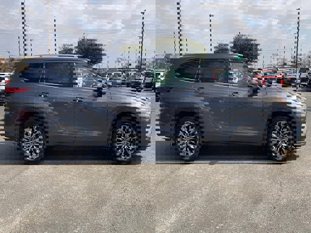 Certified 2022 Toyota Highlander Platinum image 4