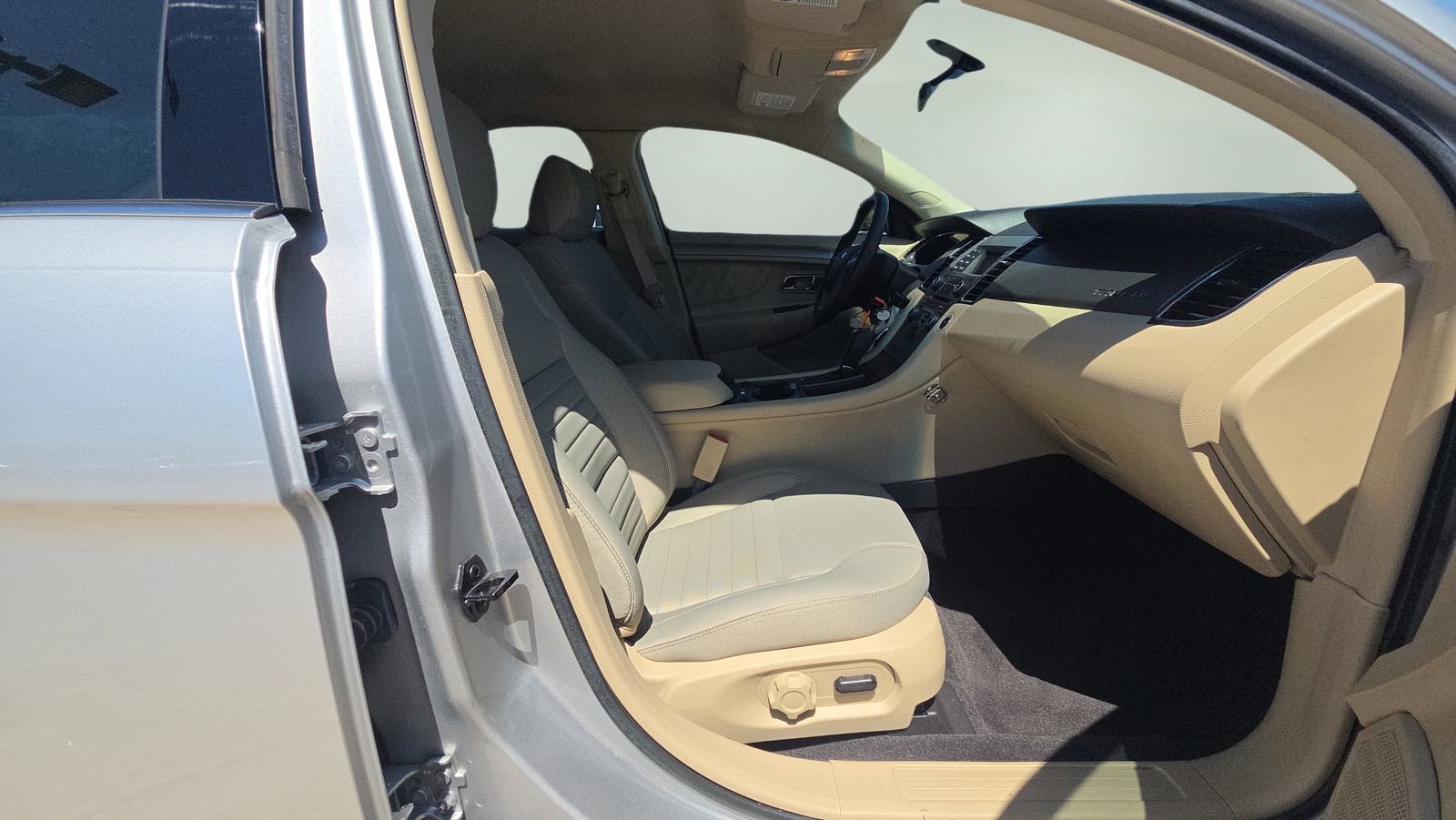 Used 2018 Ford Taurus SE FWD image 13