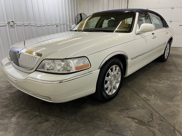 Used 2005 Lincoln Town Car Signature Limited image 3