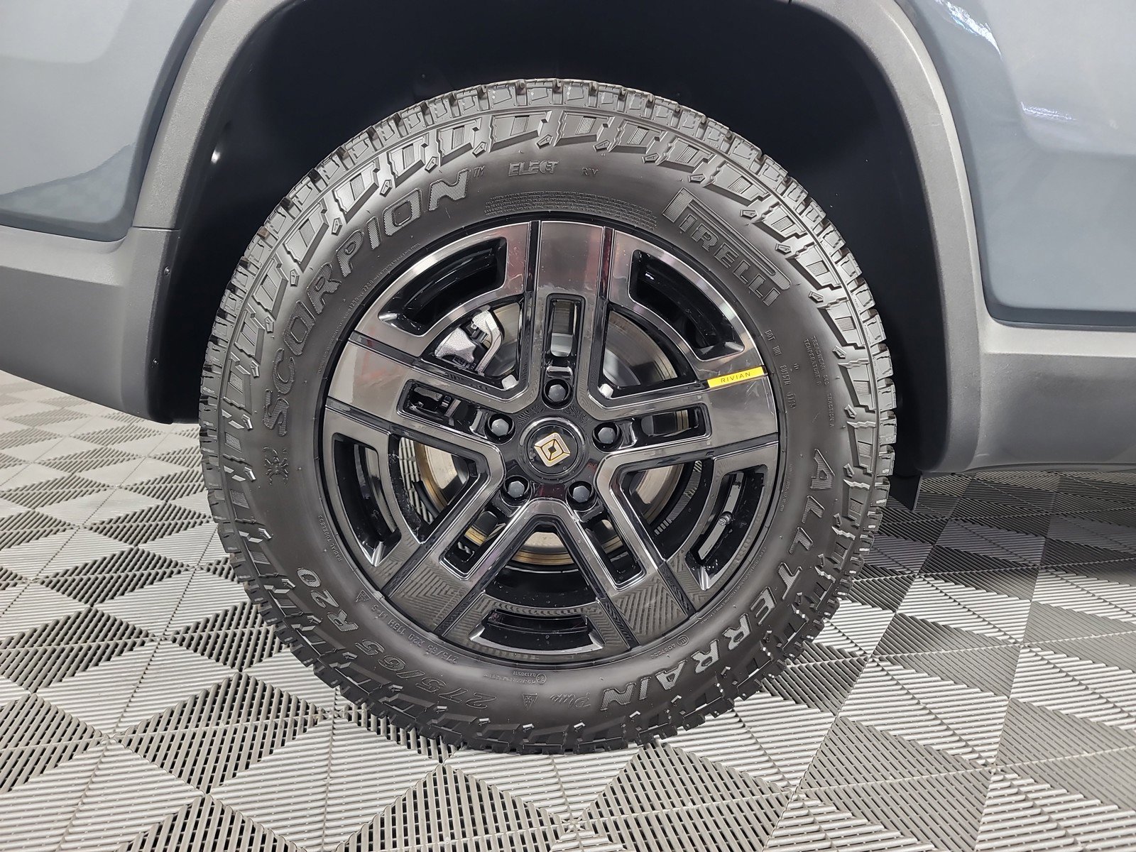 Used 2024 Rivian R1S Adventure AWD/4WD image 12