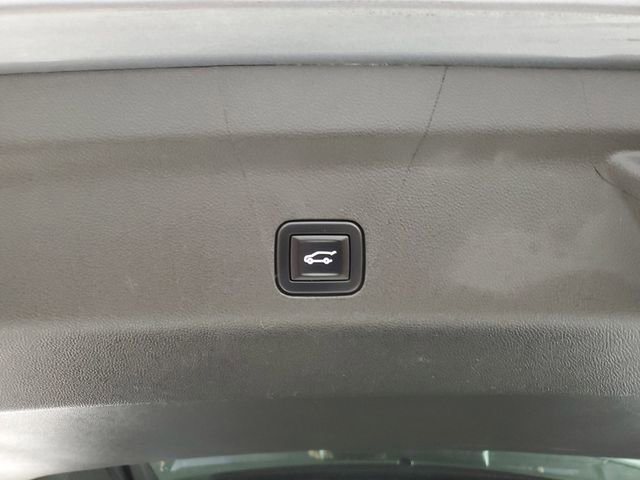 Used 2022 GMC Yukon XL SLT w/ SLT Luxury Package RWD image 9
