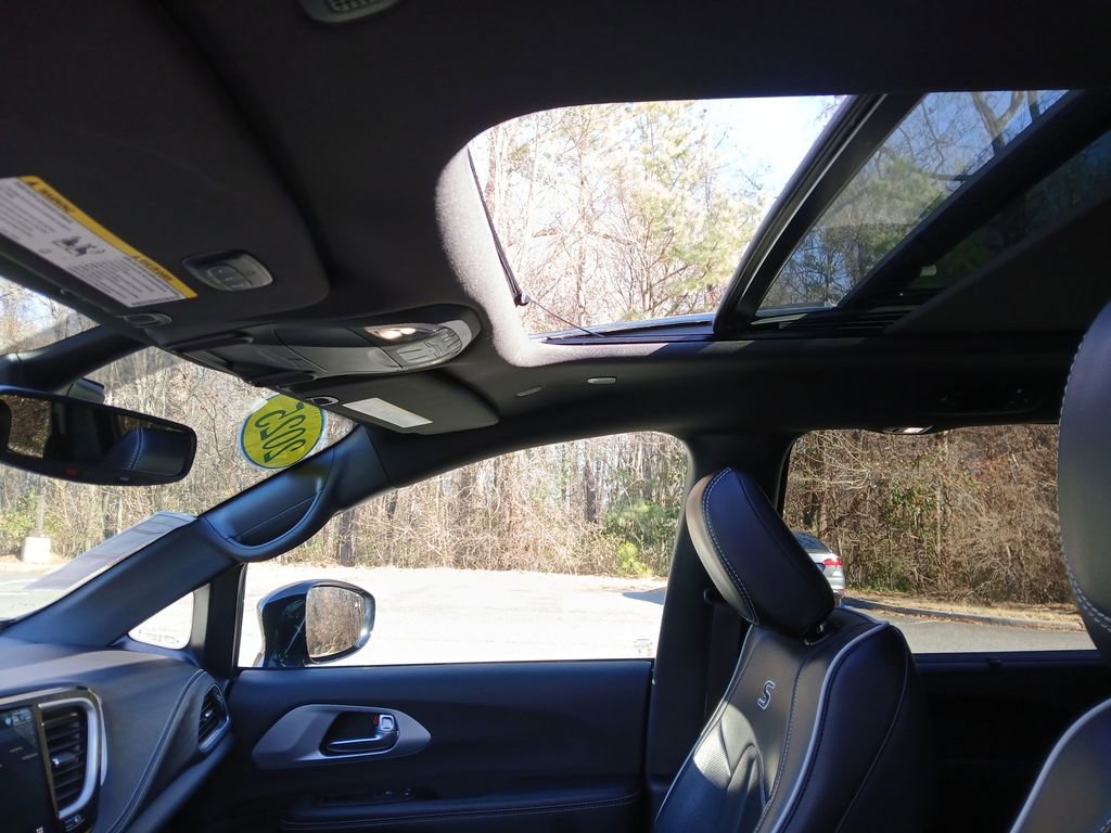 Used 2025 Chrysler Pacifica Limited image 22