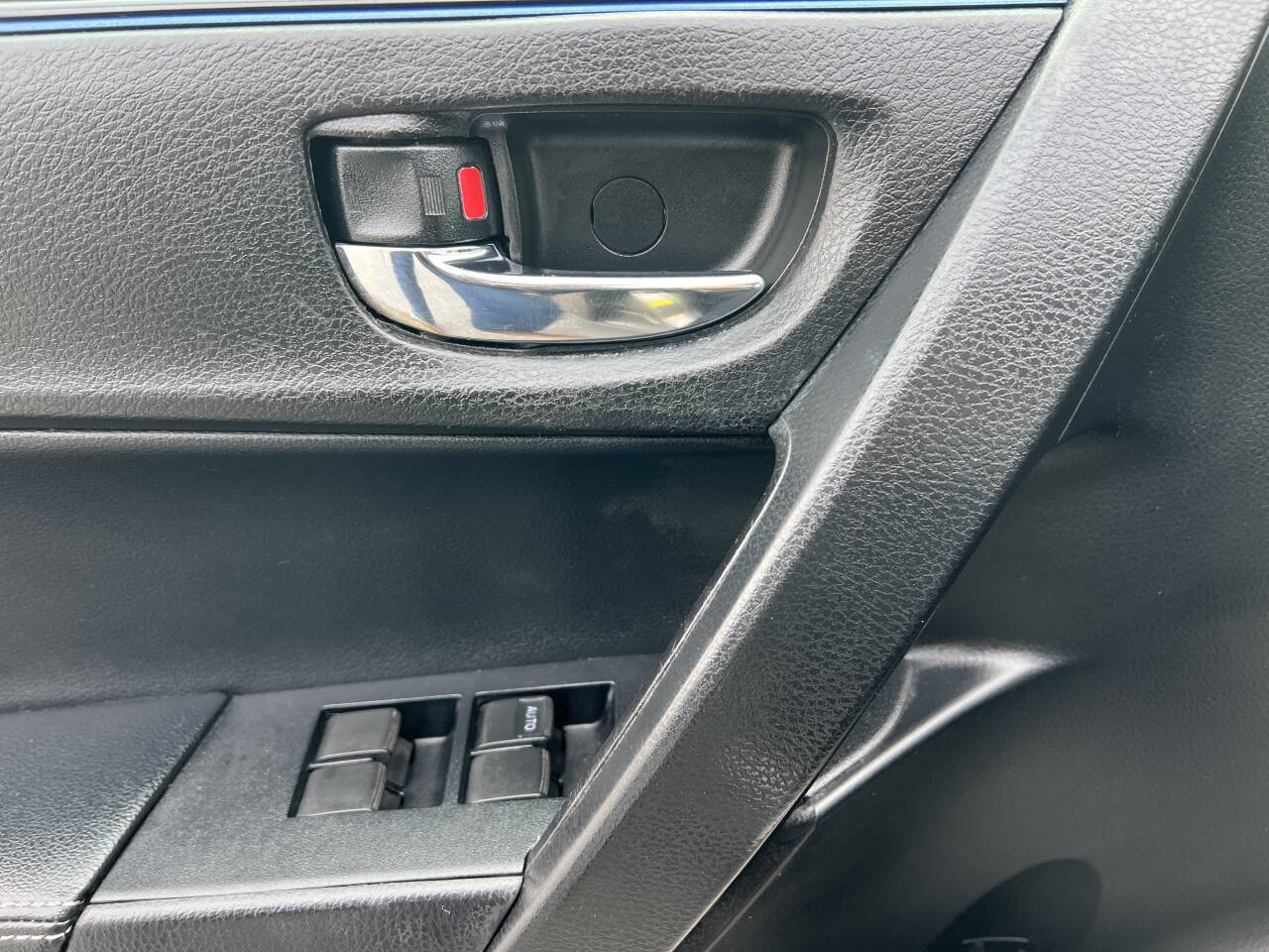 Used 2017 Toyota Corolla SE w/ Carpet Mat Package (TMS) image 10