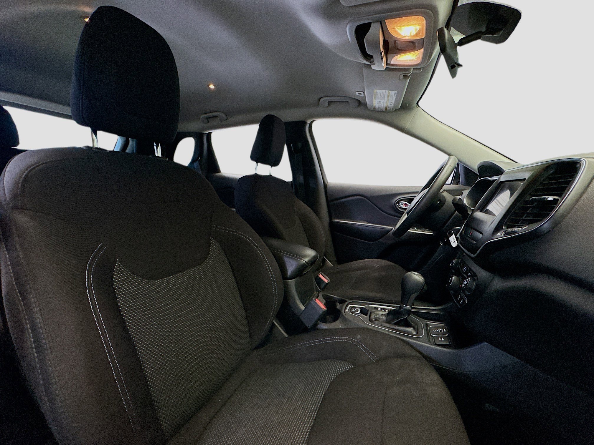 Used 2019 Jeep Cherokee Latitude w/ Popular Appearance Group image 17