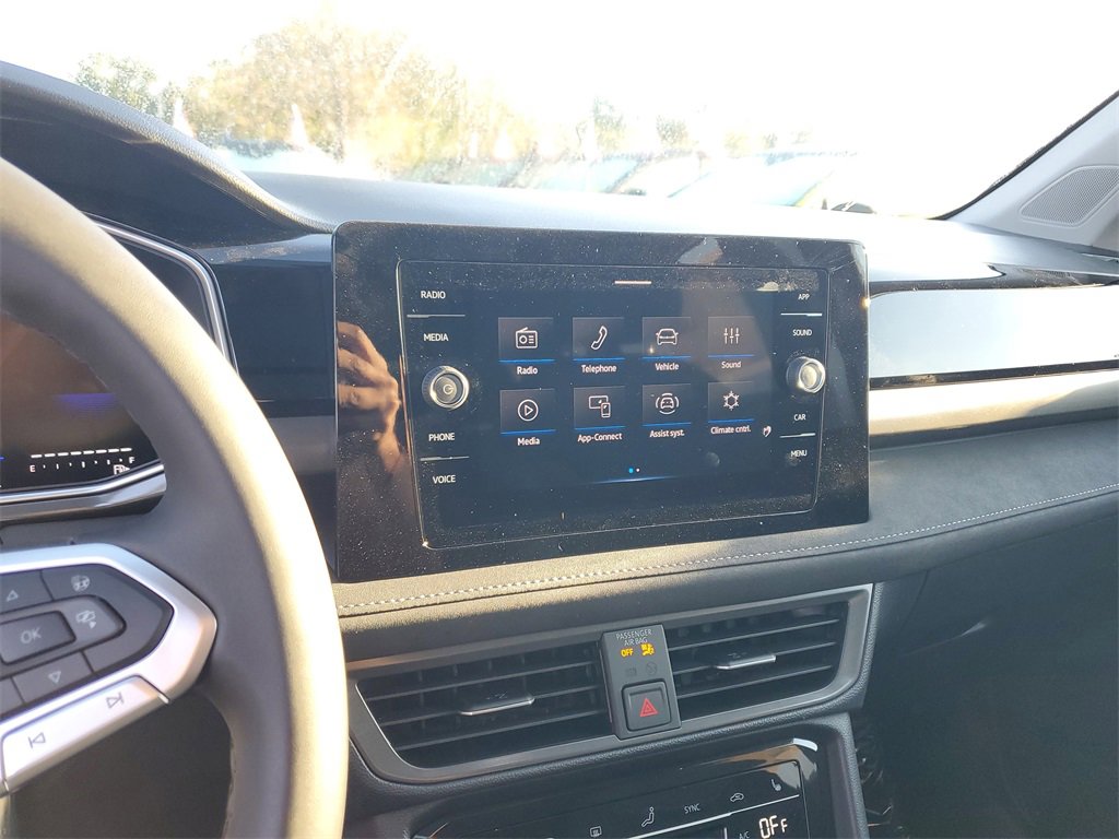New 2025 Volkswagen Taos SE image 9