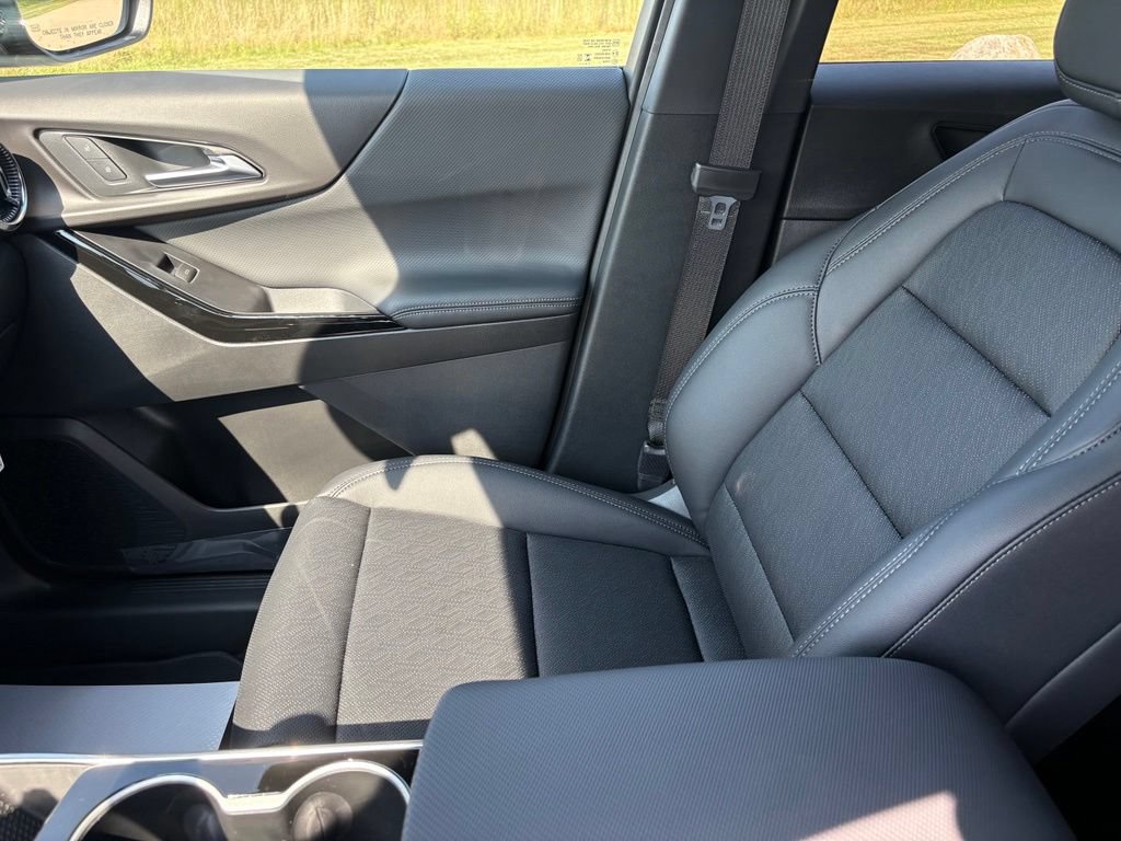 New 2027 Chevrolet Equinox LT w/ Convenience Package II FWD image 17
